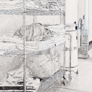 An artistic hand drawing by Herbert Stattler shows a view down the corridor of a post-operative cancer rehabilitation facility. The long, bright hallway leads from the foreground into the depth of the image, lined by several doors and framed pictures on the walls. On the left edge of the image stands a tall, mobile metal shelving unit. On its shelves, towels, bed sheets, as well as duvet covers and pillowcases are folded and sorted into various stacks. In the lower section, there are laundry bags; in front of them, among other items, a pack of toilet paper is visible. Directly next to the shelving unit stands a large mobile laundry hamper. In front of and beside it is a commercial vacuum cleaner. Roughly in the middle of the corridor, a mobile cleaning cart is parked, loaded with cleaning supplies and materials. Behind and alongside it, a cleaner can be seen working with the cart. The depiction of the person differs significantly from the rest of the drawing: their body remains largely blank, exposing the white of the paper. Only the blue lines previously drawn on-site are visible within the figure.